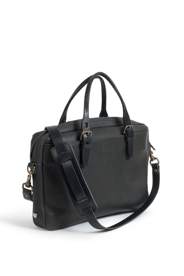 세련된 남성을 위한 폴더 브리프케이스 - 누아르 블랙입니다. 소가죽, 펠트, 면의 고급 소재 조합으로 제작되었으며, 라지 사이즈에 무지 패턴으로 심플함을 더했습니다. 내구성이 뛰어난 YKK Excella 프리미엄 지퍼와 버클, 다수의 수납공간, 태블릿/노트북 수납이 가능한 모듈형 시스템을 갖춰 실용성을 높였으며, 탈부착 가능한 패딩 어깨끈으로 편안한 착용감을 제공합니다.
