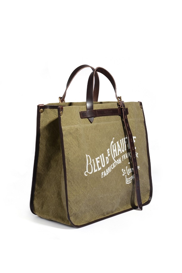 바자 토트백 스톤워시 캔버스 - 카키는 유기농 면 소재에 스톤워싱으로 빈티지한 매력을 더했으며, 남녀 모두에게 잘 어울리는 디자인입니다. 넉넉한 라지 사이즈(L 40 x H 35 x W 18cm)로 17인치 노트북 수납이 가능하고, 내부에 지퍼 포켓, 2개의 폴딩 포켓, 4개의 패치 포켓 등 다양한 수납공간을 제공하여 일상과 비즈니스 모두에 유용합니다. 튼튼한 캔버스와 소가죽 소재, YKK 지퍼, 황동 하드웨어를 사용한 핸드메이드 제품으로, 모듈형 시스템과 스트랩, 스냅버튼 및 지퍼형 잠금 방식으로 실용성을 더했습니다.
