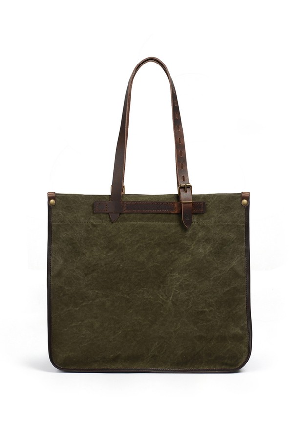 다크 카키 색상의 바자 토트백은 스톤워시 가공된 캔버스와 소가죽 소재로 제작되었으며, 남녀 모두에게 잘 어울립니다. 라지 사이즈의 사각 토트백은 내부에 지퍼 포켓이 있으며, 탈부착 가능한 모듈과 스냅 버튼 잠금 방식으로 디자인되었습니다. 노트북 수납이 가능하며 일상 및 비즈니스 용도로 활용하기 좋고, 내구성이 강한 소재와 고급 하드웨어를 사용하여 제작된 로고 패턴의 토트백입니다.
