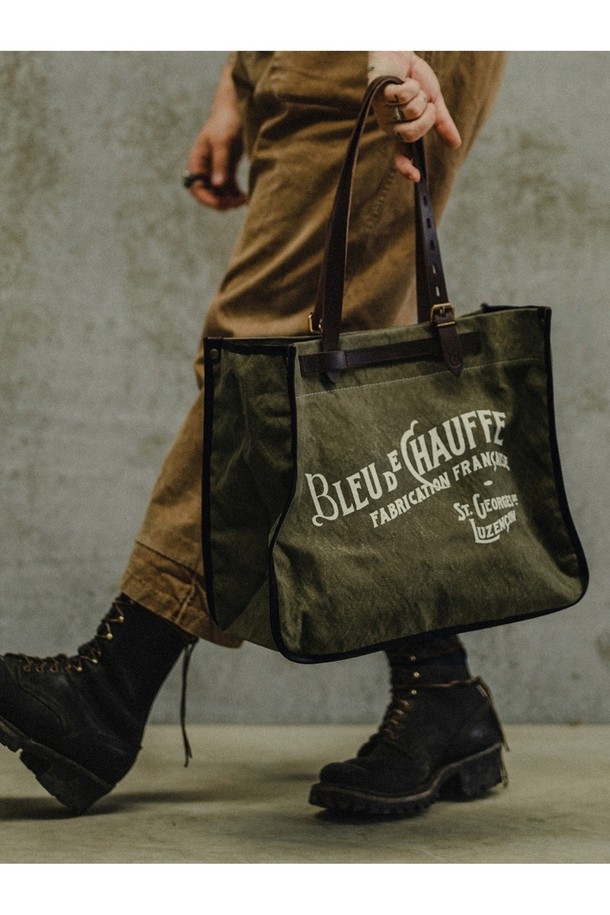 빈티지한 무드의 바자 토트백 - 누아르 블랙은 소가죽 소재의 미디엄 사이즈 토트백입니다. 사각 형태에 지퍼형 잠금 방식이며, 내부에 수납공간이 있어 일상 및 여행 시 유용하게 사용할 수 있습니다. 클래식한 로고 패턴이 돋보이는 이 토트백은 프랑스에서 제작되었습니다.
