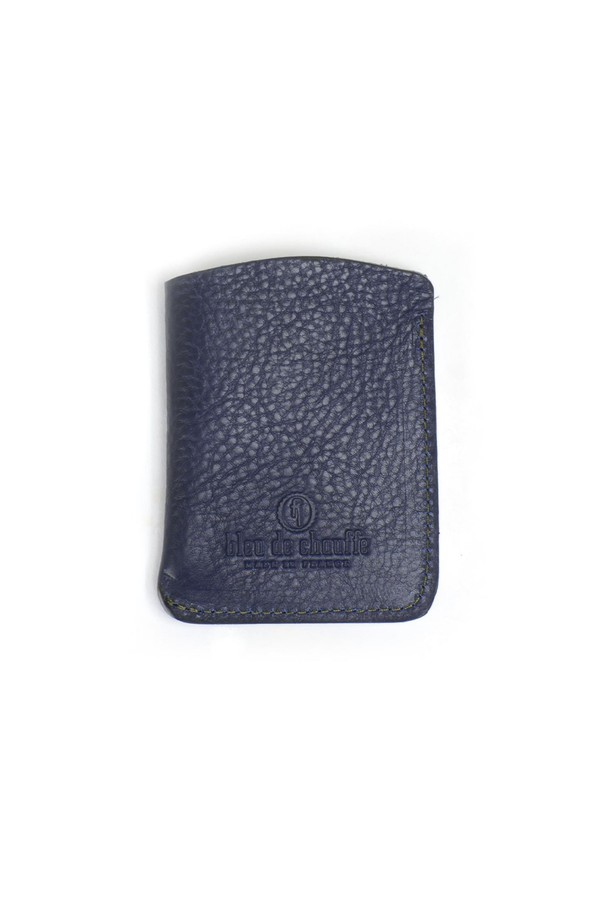 다크 브라운 색상의 인트로 명함지갑은 소가죽 소재로 제작되었으며, GOTS 인증 유기농 면 내부와 황동 하드웨어, YKK 지퍼를 사용했습니다. 스몰 사이즈의 사각 형태 명함지갑으로, 로고 엠보싱 장식이 돋보이며, 베지터블 태닝 풀그레인 가죽으로 수작업 제작되어 장인의 서명이 담겨 있습니다. 지퍼형 잠금방식과 수납 기능을 갖춘 미니 사이즈의 공용 명함지갑입니다.
