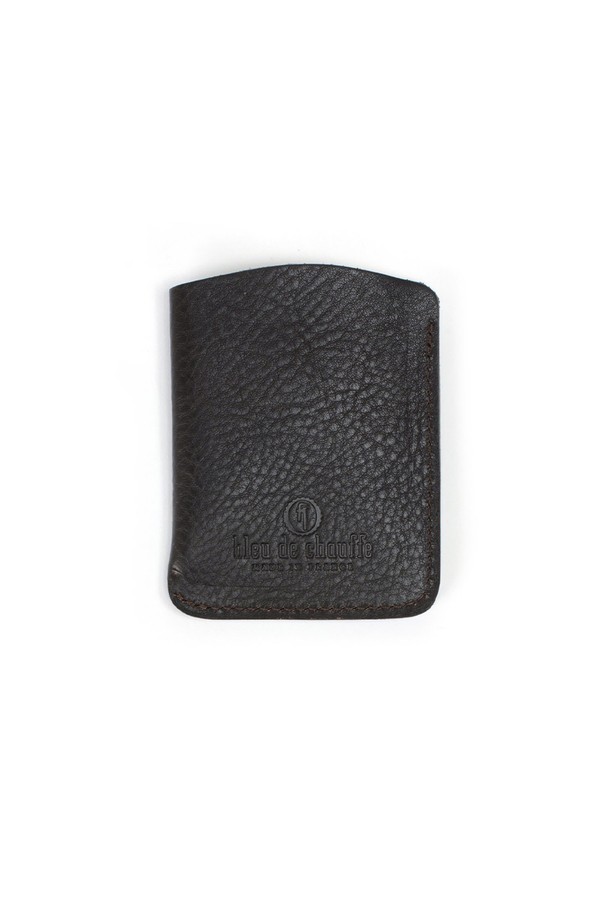 심플하고 컴팩트한 사이즈의 인트로 명함지갑 - 쿠바 리브레는 베지터블 풀그레인 가죽 소재로 제작되었으며, 내구성이 강화된 구조와 천연 가죽의 에이징을 경험할 수 있습니다. 카드 수납이 가능하며, 로고 음각 장식이 돋보이는 미니 사이즈의 명함 지갑입니다. 유기농 코튼 내부 라이닝, YKK 지퍼, 황동 부자재를 사용하여 완성도를 높였으며, 클래식하고 미니멀한 스타일을 연출합니다.
