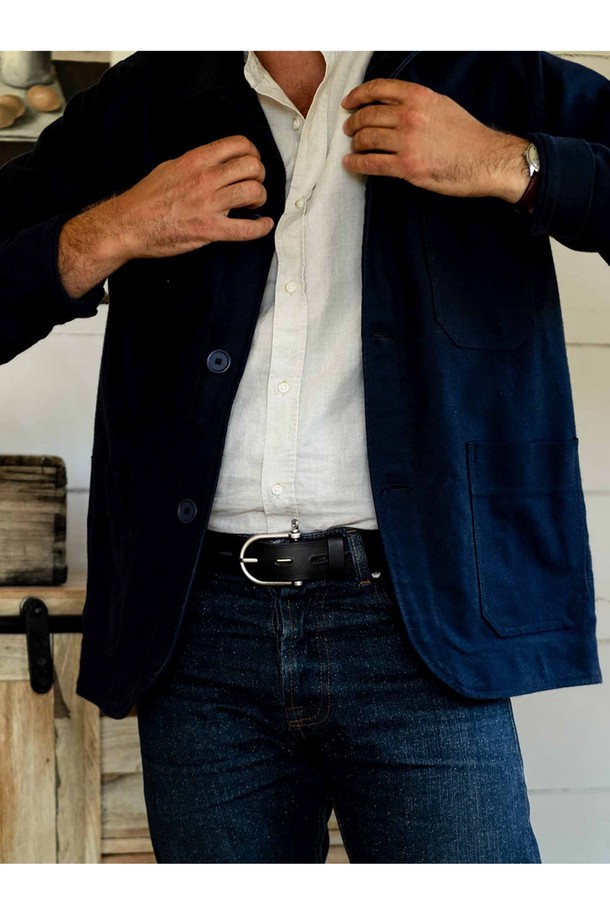 다크 브라운 컬러의 마닐 벨트는 남녀 모두 착용 가능한 소가죽 벨트입니다. 식물성 태닝 처리된 풀그레인 가죽과 황동 버클, 그리고 수작업으로 제작되어 고급스러움을 더하며, 사이즈 조절 기능으로 M, L, XL 사이즈 선택이 가능합니다. 시간이 지날수록 자연스러운 에이징을 경험할 수 있으며, 장인의 서명과 제작일자가 각인된 특별함과 고품질 하드웨어 마감이 돋보이는 버클형 벨트입니다.
