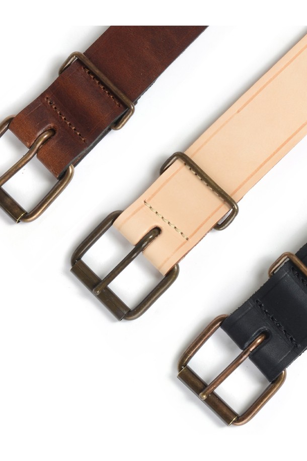 프레드 벨트 - 누아르 블랙은 식물성 태닝 처리된 풀그레인 소가죽으로 제작되어 뛰어난 내구성과 자연스러운 가죽 무늬를 자랑합니다. 빈티지 스타일 버클과 황동 하드웨어, 수작업으로 완성된 섬세함이 돋보이며, 시간이 지날수록 멋스러운 패티나가 더해져 특별한 가치를 선사합니다. M, L, XL 세 가지 사이즈로 제공되며, 블랙과 다크브라운 두 가지 컬러 옵션으로 만나볼 수 있습니다.
