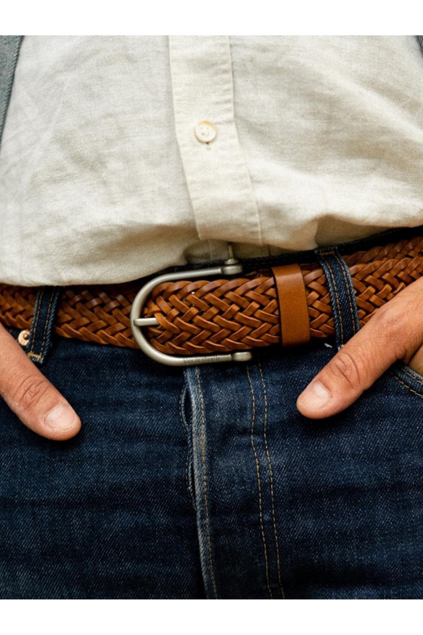 마닐 브레이디드 벨트 - 꼬냑은 식물성 태닝 처리된 풀그레인 소가죽으로 제작되어 빈티지한 멋을 자아냅니다. 브레이디드 패턴과 꼬냑 컬러가 세련된 조화를 이루며, 황동 하드웨어 버클과 로고 디테일이 고급스러움을 더합니다. 시간이 지날수록 자연스러운 파티나가 형성되어 더욱 멋스러운 스타일을 연출하며, 젖었을 때는 그늘에서 자연 건조하고 가죽 크림으로 관리하여 오래도록 사용할 수 있습니다.
