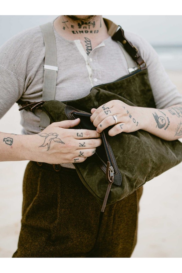 바스키아 크로스백 - 카키는 남성 고객을 위한 미디엄 사이즈의 사각 크로스백입니다. 캔버스와 가죽 소재를 사용하여 내구성과 고급스러움을 동시에 잡았으며, 무지 디자인에 카키 컬러로 미니멀, 클래식, 캐주얼 스타일을 연출하기 좋습니다. 지퍼, 스트랩 디테일과 함께 다수의 수납공간, 외부 및 내부 포켓, 조절 가능한 스트랩, 탈부착 가능한 내부 포켓, YKK Excella 지퍼를 적용하여 실용성을 높였습니다. 출근룩 또는 비즈니스 캐주얼에 활용하기 좋은 데일리 아이템입니다.
