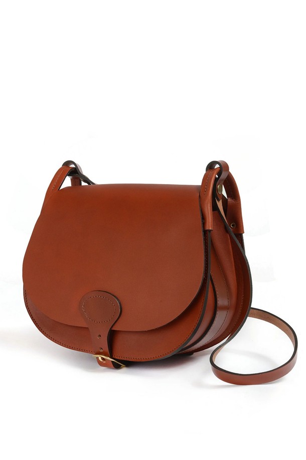 다이앤 새들백 L - 러스트는 클래식, 미니멀, 시크 스타일을 추구하는 여성 고객을 위한 라지 사이즈의 소가죽 새들백입니다. 러스트 컬러의 무지 디자인으로, 데이트룩, 쇼핑룩, 모임룩 등 다양한 TPO에 잘 어울립니다. 식물성 태닝 가죽과 유기농 면 내부, 황동 하드웨어, YKK 지퍼, 마그네틱형 잠금 방식으로 고급스러움을 더했습니다. 반원 모양의 가방은 사이즈 조절 및 손잡이 기능을 갖추었으며, 내부 분리 가능한 면 지퍼 포켓, 전면 및 후면 포켓, 7개의 지퍼 포켓, 2개의 접이식 포켓, 4개의 패치 포켓으로 수납력을 높였습니다. 수작업으로 제작된 모듈형 내부 구성은 실용성을 더합니다.
