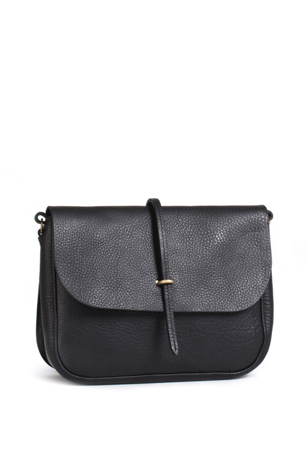 파스텔 핸드백 - 누아르 블랙은 베지터블 태닝 소가죽과 유기농 면 소재를 사용하여 제작된 미디엄 사이즈의 사각 핸드백입니다. 블랙 컬러의 무지 디자인에 버클과 지퍼 디테일이 돋보이며, 브라스 하드웨어와 YKK 지퍼, 내부 수납공간, 조절 가능한 스트랩, 크로스바디 착용 기능으로 실용성을 더했습니다. 모듈형 내부 구성으로 수납력을 높였으며, 시간이 지날수록 자연스러운 파티나를 형성하여 멋스러운 멋을 더합니다. 오피스룩, 출근룩, 모임룩에 잘 어울리는 클래식, 미니멀, 시크 스타일의 핸드백입니다.
