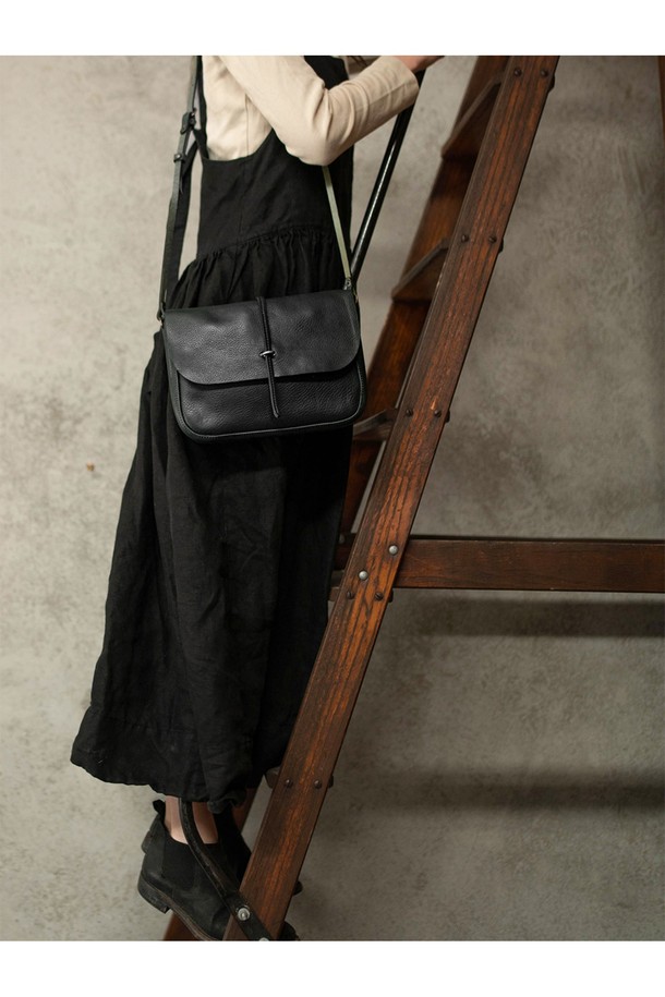 파스텔 톤의 쿠바 리브레 컬러가 돋보이는 여성용 미디엄 사이즈 핸드백입니다. 소가죽, 유기농 코튼, 황동 소재를 사용하여 부드러운 촉감을 선사하며, 클래식한 디자인에 스티치, 가죽 끈, 황동 고리 장식으로 포인트를 주었습니다. 프랑스 우체부 가방 디자인에 내부 지퍼 포켓 7개, 접이식 포켓 2개, 패치 포켓 4개, 17인치 기기 수납이 가능한 넉넉한 수납공간과 탈부착 및 크로스바디 착용 가능한 기능으로 일상에서 실용성을 더했습니다.
