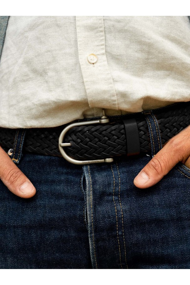 마닐 브레이디드 벨트 - 누아르 블랙은 소가죽과 황동 소재로 제작된 남녀 공용 벨트입니다. 브레이디드 패턴과 보트 걸쇠 모티브 버클, 로고 각인이 돋보이며, 풀그레인 가죽 사용으로 내구성이 뛰어나고 시간이 지날수록 자연스러운 멋을 더합니다. M, L, XL 사이즈로 제공되며, 사이즈 조절이 가능하여 편안하게 착용할 수 있습니다.
