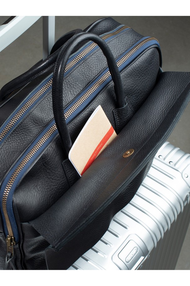 제포 듀오 브리프케이스 - 누아르 블랙은 고급스러운 소가죽 소재의 남성용 브리프케이스입니다. 블랙 컬러의 미디엄 사이즈 사각 가방으로, 클래식하고 미니멀한 스타일을 연출하며 YKK 지퍼, 황동 부자재, 버클 디자인을 통해 세련됨을 더했습니다. 노트북 수납을 위한 공간과 다수의 포켓, 그리고 모듈형 시스템을 갖춰 일상 및 비즈니스 용도로 활용 가능하며, 탈부착 가능한 기능으로 편리성을 높였습니다.
