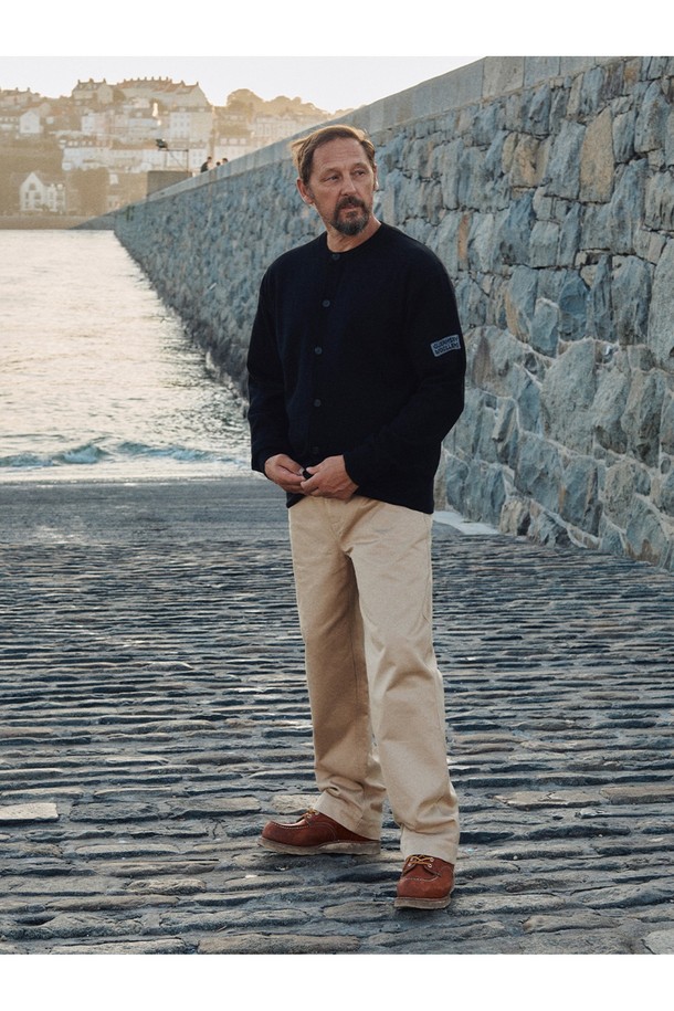 슈퍼 파인 메리노울 라운드넥 가디건 - 블랙은 겨울 데일리룩과 미니멀 스타일에 완벽하게 어울리는 가디건입니다. 슈퍼 파인 메리노 울 100% 소재로 제작되어 부드러운 촉감과 뛰어난 보온, 통기성을 자랑합니다. 14G 고밀도 니팅과 링킹 기법을 사용하여 견고하며, 세탁 후에도 형태가 유지됩니다. 라운드넥 디자인과 레귤러핏으로 편안한 착용감을 제공하며, 손가락 구멍 디테일이 특징입니다. 블랙 컬러의 무지 가디건으로 클래식하고 베이직한 스타일을 연출하기 좋습니다.
