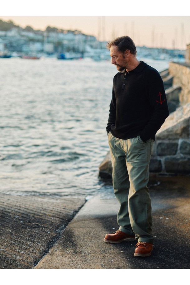 머서라이즈 코튼 새들 카라 니트 - 블랙은 부드럽고 매끄러운 촉감이 특징인 상의 니트입니다. 머서라이즈 코튼 소재로 제작되어 은은한 광택이 흐르며, 굵은 골의 변형 리브 조직이 돋보입니다. 레귤러핏으로 제작되었으며, 봄, 가을에 적합한 긴소매 니트입니다. 새들 카라 디자인과 앵커 패턴이 클래식하면서도 베이직한 스타일을 연출하며, 데이트룩, 카페룩에 매치하기 좋습니다. 왼쪽 소매의 앵커 포인트 디테일이 돋보이는, 미니멀하고 캐주얼한 스타일의 니트입니다.
