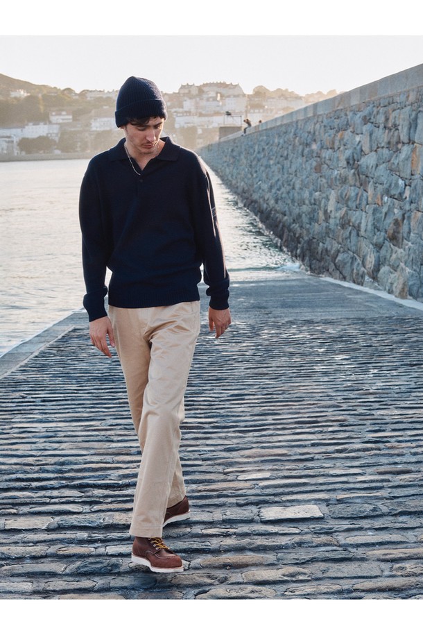 머서라이즈 코튼 카라 니트 - 네이비는 부드러운 촉감과 실키한 광택을 자랑하는 머서라이즈드 코튼 소재의 니트입니다. 봄, 가을에 착용하기 좋으며, 중간 두께감으로 보온성과 통기성을 갖췄습니다. 베이직하고 클래식한 스타일로 출근룩, 비즈니스 캐주얼, 데이트룩 등 다양한 TPO에 활용 가능합니다. 레귤러핏에 카라넥 디자인, 골지 패턴과 긴 소매가 특징이며, 필링 및 수축 저항성을 높였습니다. 완전 패셔닝 구조와 패치 디테일로 완성도를 높인, 미니멀하고 클래식한 무드의 니트입니다.
