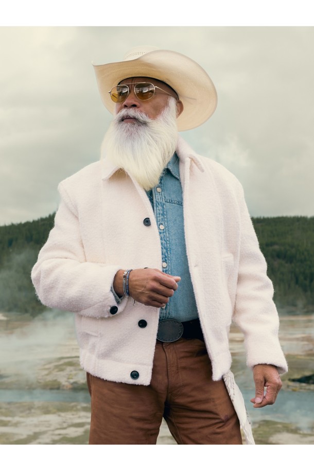 카테나 베니션 7 팔찌 - 네이비X실버는 일상 및 산책, 여행 스타일에 맞춰 착용하기 좋은 팔찌입니다. 고강도 선박 로프와 316L 스테인리스 스틸 소재로 제작되어 뛰어난 내구성과 내식성, 내부식성을 자랑합니다. 네이비와 실버 컬러 조합이 세련된 느낌을 주며, 손바느질, 매듭법, 레이저 각인 기법으로 섬세하게 완성되었습니다. 돼지와 닭 모티프 디자인이 독특하며, 이음새 없는 마감과 뛰어난 착용감, 레이어드 스타일 연출이 가능합니다. 칼로 쉽게 절단되지 않고 해수, 염분, 산성 환경에서도 부식되지 않아 오랫동안 변함없이 착용할 수 있습니다.
