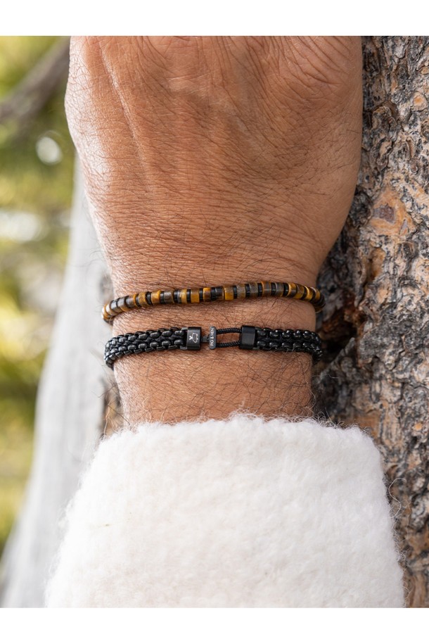 카테나 베니션 7 팔찌 - 블랙X블랙은 캐주얼, 미니멀, 클래식 스타일을 추구하는 분들을 위한 팔찌입니다. 해양용 로프와 316L 스테인리스스틸 소재를 사용하여 내구성이 뛰어나며, 염수 및 산성 환경에도 강합니다. 블랙 컬러의 브레이드(땋은) 패턴과 레이저 각인 디자인으로 포인트를 주어 일상, 산책룩, 여행룩 등 다양한 TPO에 매치하기 좋습니다. 클립형 잠금 방식으로 착용이 간편하며, 수작업으로 제작되어 섬세함을 더했습니다. 특히 색상 유지력이 우수하여 오랫동안 변함없는 스타일을 연출할 수 있습니다.
