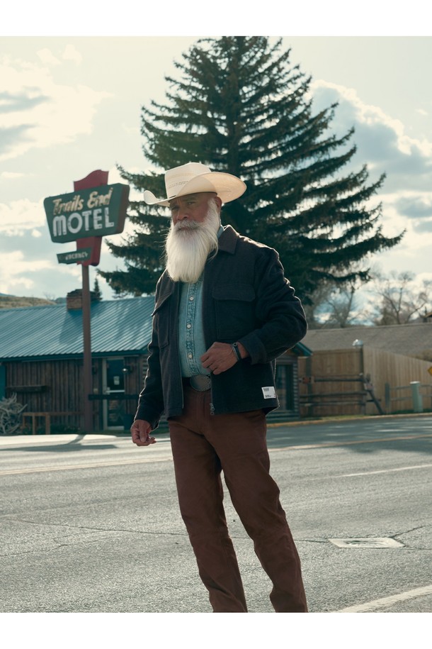 돈디노 팔찌 - 아미X빈티지 제품은 해양용 로프와 스테인리스 스틸 소재를 사용하여 제작된 공용 팔찌입니다. "Army x Vintage" 색상을 포함하여 총 7가지의 다양한 컬러 옵션을 제공하며, 더블 슬림 라운드 로프 디자인과 12mm 원형 버튼, 레이저 각인, 100% 수작업 스티치가 특징입니다. 뛰어난 내구성과 내부식성을 갖췄으며, 가볍고 위생적인 착용감을 선사합니다. 일상생활뿐만 아니라 해양 스포츠 활동 시에도 착용할 수 있으며, 땀에 의한 변색 없이 레이어드하여 스타일 연출이 가능합니다. 캐주얼, 미니멀, 클래식 스타일을 즐기는 분들께 추천합니다.
