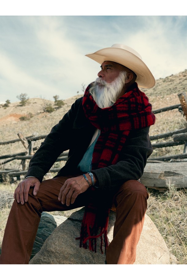 돈디노 팔찌 - 아크틱블루X슬레이트그레이X실버는 캐주얼, 미니멀, 클래식 스타일에 잘 어울리는 남녀 공용 팔찌입니다. 고강도 선박 로프와 316L 스테인리스 스틸 소재를 사용하여 내구성과 내식성, 내부식성이 뛰어나며, 100% 수작업 손바느질로 제작되어 이음새 없는 마감 디테일을 자랑합니다. 아크틱블루, 슬레이트그레이, 실버 컬러 조합은 시원하면서도 세련된 느낌을 주며, 레이저 각인 디자인 장식이 포인트입니다. 동네 마실룩, 여행룩, 휴가룩 등 다양한 TPO에 매치하여 개성 있는 스타일을 연출할 수 있으며, 시간이 흐를수록 편안해지는 착용감과 오랫동안 변색되지 않는 색감을 경험할 수 있습니다.
