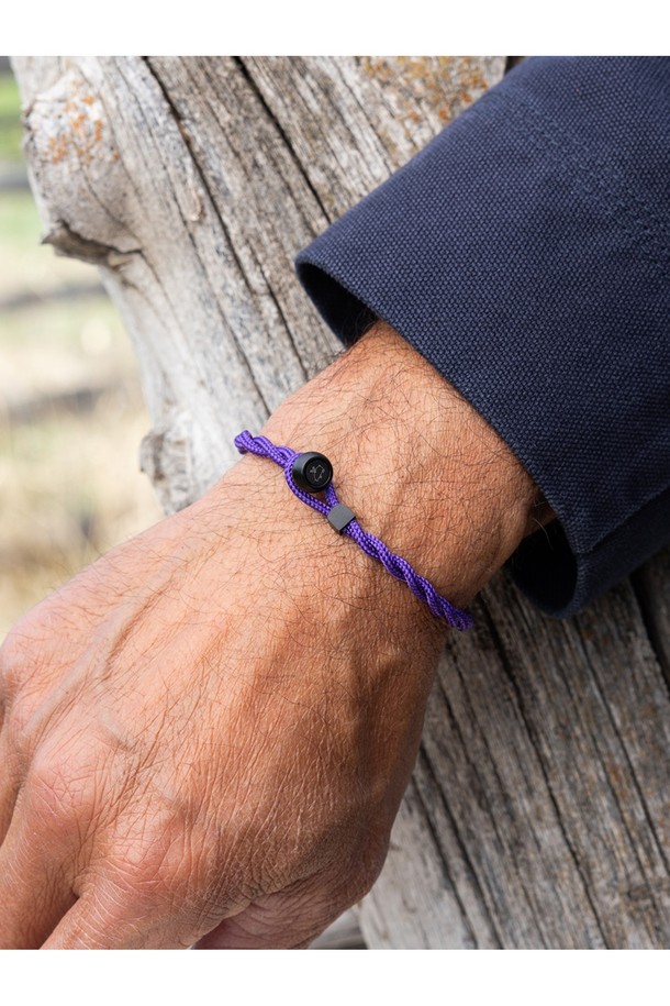 이지 에드 팔찌 - 로얄퍼플X블랙은 캐주얼, 미니멀, 리조트 스타일을 아우르는 팔찌입니다. 로얄퍼플과 블랙 컬러 조합이 세련된 이 팔찌는 고강도 해양 로프와 316L 스테인리스 스틸을 사용하여 뛰어난 내구성과 내부식성을 자랑합니다. 일상생활은 물론 해양 스포츠 활동에도 적합하며, 방수 기능으로 쾌적하게 착용할 수 있습니다. 수작업 매듭과 레이저 각인 디자인으로 섬세함을 더했으며, O링 연결 방식의 잠금장치로 편안한 착용감을 제공합니다. 휴가룩, 여행룩 등 다양한 TPO에 활용하여 스타일리시함을 연출해보세요.
