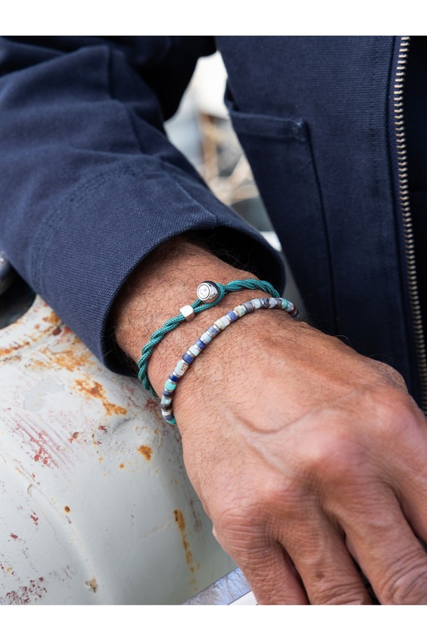이지 에드(Easy Ed) 팔찌 - 파티나그린X실버는 캐주얼, 스포티, 미니멀 스타일을 추구하는 분들을 위한 팔찌입니다. 파티나그린 컬러의 트위스트 로프와 실버 컬러의 스테인리스 스틸 서클 장식이 조화롭게 어우러져 세련된 디자인을 완성합니다. 316L 등급 스테인리스 스틸을 사용하여 내식성과 내구성이 뛰어나며, 손바느질로 제작되어 튼튼합니다. 매듭 방식으로 잠금을 간편하게 할 수 있으며, 해양 스포츠를 즐길 때나 일상생활에서도 착용할 수 있습니다. 땀에 의한 변색이 없고 레이어드하여 다양한 스타일을 연출할 수 있습니다.
