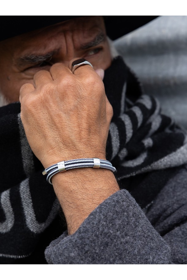 더블 리틀 루이스 팔찌는 슬레이트그레이, 아틱블루, 실버 컬러 조합의 팔찌입니다. 4mm 라운드 로프 디자인으로, 미니멀하고 모던한 스타일을 연출하며 휴가룩과 여행룩에 잘 어울립니다. 내구성이 뛰어나고 방수 기능이 있으며, 녹슬 염려 없이 해양 스포츠를 즐길 수 있습니다. 100% 수작업으로 제작되었으며, 땀에 의한 변색 없이 오랫동안 착용할 수 있습니다. 레이어드하여 더욱 개성 있는 스타일을 완성할 수 있습니다.
