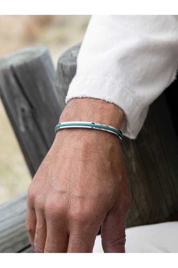 "나바크 6" 팔찌는 파티나그린 색상과 실버 색상의 조화가 돋보이는 공용 팔찌입니다. 316L 의료용 스테인리스 스틸과 1.8mm 고강도 마린로프를 사용하여 제작되어 일상생활은 물론 마린 스포츠 활동에도 적합합니다. 미니멀하고 캐주얼한 스타일로, 여행룩에 포인트 아이템으로 활용하기 좋습니다. 레이저 각인으로 디자인 포인트를 더했으며, 방수, 내식성, 내구성이 뛰어나 변색 없이 오래도록 착용할 수 있습니다. 100% 수작업으로 꼼꼼하게 제작되었으며, 비노출 이음새 마감과 소금물 저항성을 갖춰 섬세함과 실용성을 모두 놓치지 않았습니다.
