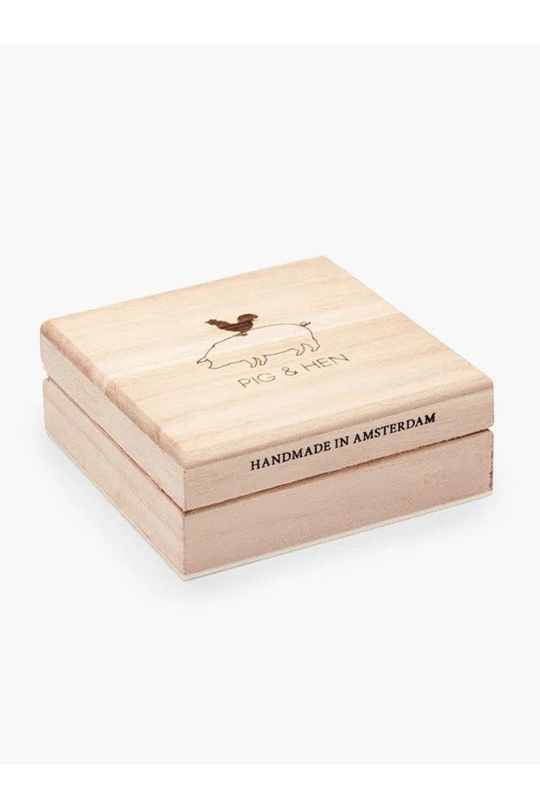 브론타이드 4 팔찌 - '후지'와 실버 컬러의 조화가 돋보이는 브론타이드 4 팔찌입니다. 공용으로 착용 가능하며, 스테인리스 스틸과 마린 로프 소재를 사용하여 내구성과 방수 기능을 갖췄습니다. 4mm 두께의 브레이드 패턴, 번개 디자인 모티브, 수작업 매듭 디테일이 특징이며, 슬라이더로 사이즈 조절이 가능합니다. 미니멀하고 캐주얼한 스타일로 일상, 해양스포츠, 휴가, 여행 등 다양한 TPO에 매치하기 좋습니다. 다른 팔찌와 레이어드하여 개성 있는 스타일을 연출할 수도 있습니다.
