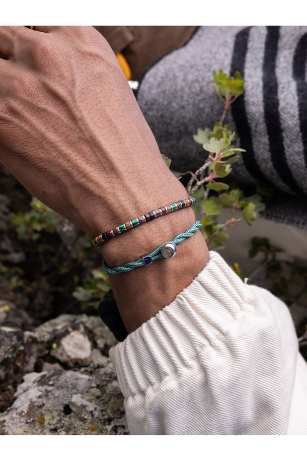 브론타이드 4 팔찌 - 나라X실버는 미니멀한 디자인과 견고한 내구성을 자랑하는 팔찌입니다. 4mm 두께의 선박 로프와 316L 스테인리스 스틸 소재를 사용하여 해양 스포츠를 포함한 일상생활에서 자유롭게 착용할 수 있습니다. 천둥번개 모티브와 슬라이더, 레이저 각인 디자인은 스타일리시한 포인트를 더하며, 나라X실버를 포함한 5가지 다채로운 컬러 옵션을 제공합니다. 녹슬지 않고, 염분에 강하며, 변색 없는 특징으로 오랫동안 변함없이 사용할 수 있으며, 방수 기능과 사이즈 조절 기능으로 실용성을 높였습니다. 휴가룩, 캐주얼, 리조트룩 등 다양한 스타일에 단품 또는 레이어드하여 개성 있는 연출이 가능합니다.
