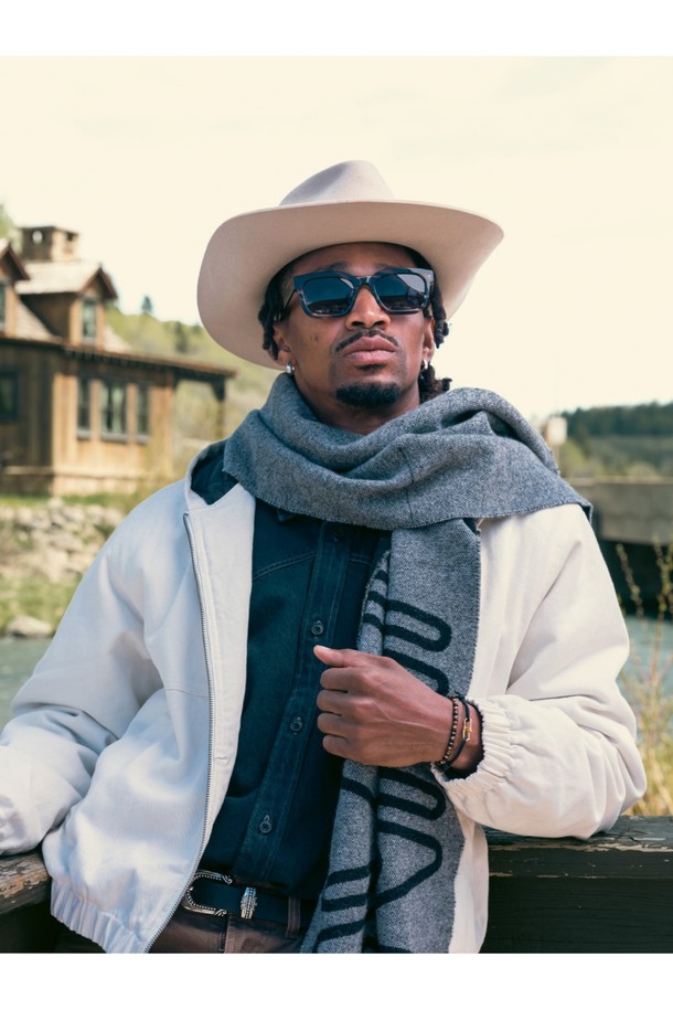 브론타이드 4 팔찌 - 타카야마X골드

스타일리시함과 실용성을 겸비한 브론타이드 4 팔찌입니다. 타카야마와 골드 컬러 조합으로 세련된 멋을 더하며, 일상, 휴가, 여행 등 다양한 TPO에 활용 가능합니다. 내구성이 뛰어난 로프와 부식 방지 기능의 스테인리스 스틸 소재를 사용하여 해양 스포츠에도 적합합니다. 슬라이더 조절형으로 사이즈를 자유롭게 조절할 수 있으며, 심플한 디자인에 레이저 각인 디테일이 더해져 미니멀, 캐주얼, 리조트룩에 포인트를 더합니다. 방수 기능으로 물놀이 시에도 걱정 없이 착용할 수 있으며, 레이어드 연출도 용이합니다.
