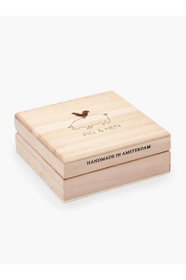 브론타이드 6 팔찌 - 시바타X골드는 캐주얼 스타일의 팔찌입니다. 시바타와 골드 컬러 조합의 스테인리스 스틸과 선박 로프 소재로 제작되었으며, S, M, L 세 가지 사이즈로 제공됩니다. 천둥번개 모티브의 6mm 두께 디자인에 손바느질과 매듭 디테일이 더해져 유니크함을 더합니다. 방수, 내구성, 내변색 기능으로 해양 스포츠를 즐길 때도 착용 가능하며, 레이어드하여 스타일리시하게 연출할 수 있습니다. 휴가룩, 리조트룩, 여행룩에 포인트를 더하여 미니멀하고 세련된 스타일을 완성해보세요.
