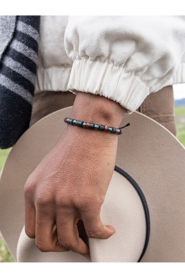 브론타이드(Brontide) 6 팔찌 - 코야산X블랙은 미니멀하고 럭셔리한 스타일을 추구하는 남녀 모두를 위한 팔찌입니다. 코야산과 블랙 컬러 조합으로 세련된 멋을 더하며, 일상, 휴가, 리조트, 여행 등 다양한 TPO에 잘 어울립니다. 316L 의료용 스테인리스 스틸과 마린 로프 소재를 사용하여 내구성이 뛰어나고, 6mm 두께로 견고함을 더했습니다. 보석 장식으로 포인트를 주었으며, 방수, 내식성, 경량 기능으로 마린 스포츠 활동에도 적합합니다. 땀에 의한 변색이 없고, 높은 열전도성을 자랑하여 오랫동안 변함없는 만족감을 선사합니다.
