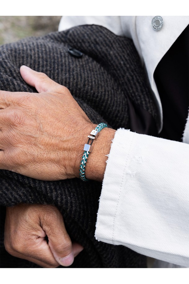 카테나 폭스테일 팔찌 - 파티나그린X실버는 캐주얼, 미니멀, 리조트룩 스타일을 위한 팔찌입니다. 방수 및 내식성을 갖춘 스테인리스 스틸과 로프 소재로 제작되어 일상과 수상 스포츠 활동에 적합합니다. 더블 레이어드 스타일과 수작업 스티치, 해수 저항성을 더하여 내구성을 높였습니다. 파티나그린과 실버 컬러의 조화는 시원하고 세련된 느낌을 주며, 레이저 각인 디자인으로 포인트를 더했습니다. 휴가룩과 여행룩에 매치하여 스타일리시한 연출을 완성해보세요.
