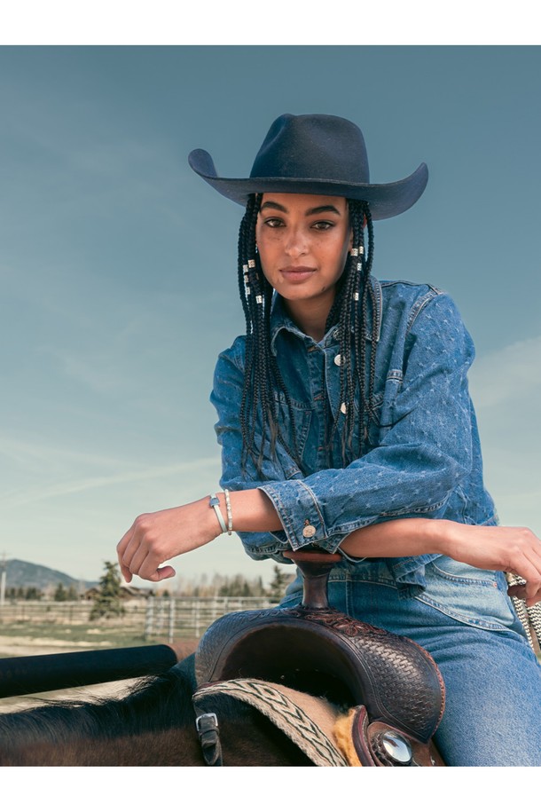 **빌리 팔찌 - 아크틱블루X실버**는 여성 고객을 위한 팔찌로, 미니멀, 리조트, 클래식 스타일을 추구하는 분들께 추천합니다. 아크틱블루 컬러의 고강도 선박용 로프와 실버 컬러의 스테인리스 스틸 소재가 조화롭게 어우러져 내구성과 내식성이 뛰어납니다. 자물쇠 모양의 클래스프와 레이저 각인 디테일이 돋보이며, 손바느질 마감으로 섬세함을 더했습니다. 방수 기능과 바닷물, 염분에 강해 휴가룩, 리조트룩, 여행룩에 포인트 아이템으로 활용하기 좋습니다. 레이어드하여 더욱 다채로운 스타일을 연출할 수 있습니다.
