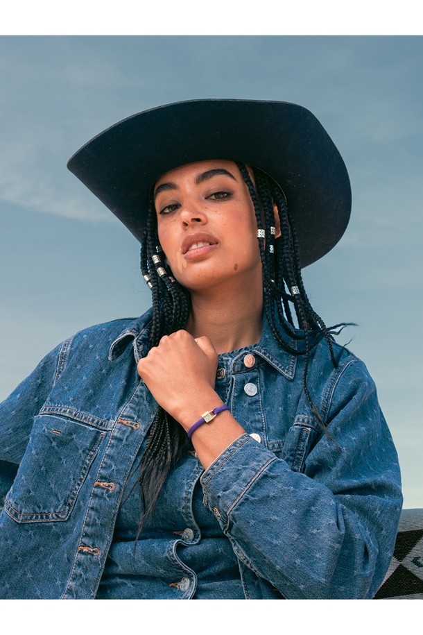 (여성) 빌리 팔찌 - 로얄퍼플X골드는 모던한 스타일을 연출하는 여성용 팔찌입니다. 로얄퍼플과 골드 컬러의 조화가 세련된 분위기를 자아내며, 316L 스테인리스 스틸과 선박 로프 소재로 제작되어 방수 기능과 부식 방지 기능을 갖춰 일상생활에서 편안하게 착용할 수 있습니다. 견고한 수작업으로 제작되어 바닷물에도 강하며, 미니멀, 클래식, 캐주얼 스타일의 의상에 잘 어울립니다. 휴가룩이나 여행룩에 레이어드하여 스타일리시하게 연출할 수 있으며, 두 개 이상의 제품을 함께 착용하는 것을 권장합니다.
