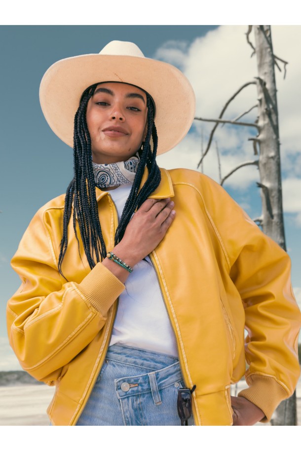 여성용 브론타이드 4(Brontide 4) 팔찌는 코센차(Cosecha)와 골드 컬러 조합으로 세련된 디자인을 자랑합니다. 해양 로프와 316L 스테인리스 스틸 소재를 사용하여 뛰어난 내구성과 방수 기능을 갖췄습니다. 브레이드 패턴의 팔찌는 수작업 매듭으로 섬세하게 제작되었으며, 레이저 각인 디테일이 돋보입니다. 조절 가능한 사이즈로 편안한 착용감을 제공하며, 내부식성과 내산성, 뛰어난 색상 유지력으로 오랫동안 변함없는 아름다움을 유지합니다. 여행, 휴가, 리조트룩에 잘 어울리는 클래식, 미니멀, 리조트 스타일의 팔찌입니다.
