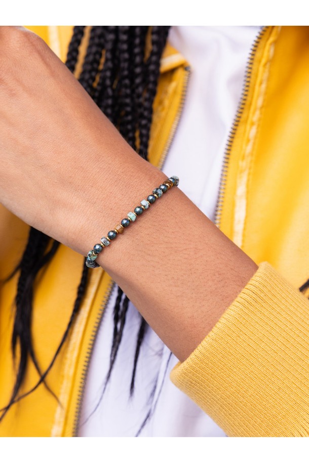 **브론타이드 4 팔찌 - 루카X골드**는 여성용 팔찌로, 미니멀하고 베이직한 스타일을 추구합니다. 골드와 그린 컬러의 스테인리스 스틸과 로프 소재로 제작되었으며, 레이저 각인 패턴과 원석 디자인 장식이 특징입니다. 4mm 두께로 제작되었으며, 손바느질 마감으로 섬세함을 더했습니다. 사이즈 조절과 방수 기능을 갖춰 일상생활에서 편안하게 착용할 수 있으며, 해수/염분에 강해 내구성이 뛰어납니다. 또한, 다른 팔찌와 레이어드하여 개성 있는 스타일을 연출할 수도 있습니다.
