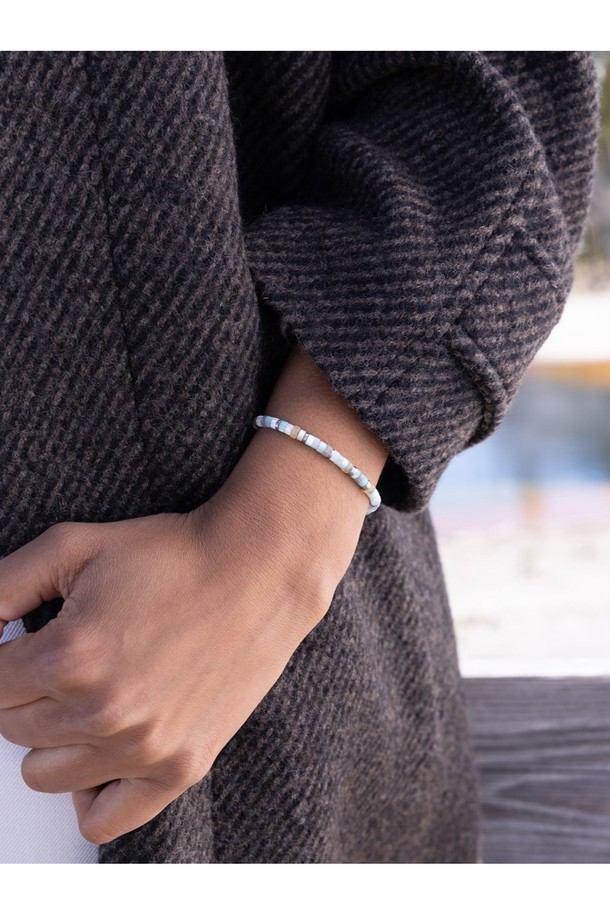 **(여성) 브론타이드 4 팔찌 - 살레르노X실버**는 해양용 로프와 316L 스테인리스 스틸 소재로 제작된 여성용 팔찌입니다. 브레이드 패턴과 매듭 디테일이 돋보이며, 방수 및 내식성이 뛰어납니다. 살레르노와 실버 컬러 조합이 세련된 느낌을 주며, 돼지와 닭 심볼 레이저 각인으로 유니크함을 더했습니다. 원 사이즈로 조절 가능하며, 수작업 스티치로 섬세함을 살렸습니다. 캐주얼, 미니멀, 클래식 스타일의 여행룩, 휴가룩, 산책룩에 잘 어울리는 팔찌입니다.
