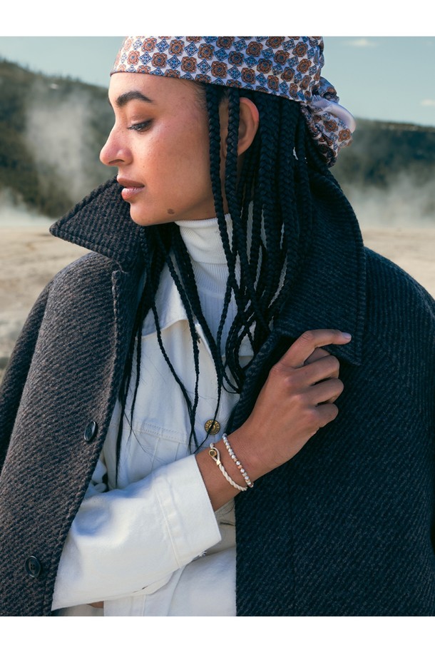 **브론타이드 4 팔찌 - 바리X골드**는 여성스러운 스타일을 완성해 줄 팔찌입니다.  4mm 두께의 로프와 스테인리스스틸 소재가 조화롭게 어우러져, 미니멀하면서도 세련된 디자인을 연출합니다.  골드와 멀티컬러의 조합은 데이트룩, 카페룩 등 다양한 TPO에  캐주얼, 미니멀, 클래식 스타일을 더해줍니다.  심플한 디자인에 보석, 참 장식을 더해 포인트를 주었으며, 원사이즈로 사이즈 조절이 가능합니다.  단독 또는 레이어드하여 개성 있는 스타일링을 즐겨보세요.
