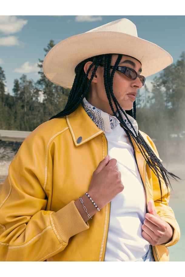 (여성) 브론타이드 4 팔찌 - 제노바X실버는 여행, 휴가, 리조트룩에 잘 어울리는 팔찌입니다. 클래식, 미니멀, 리조트 스타일을 모두 아우르며, 316L 등급 스테인리스 스틸과 선박 로프를 사용하여 제작되었습니다. 제노바 컬러와 실버 컬러의 조화가 세련된 느낌을 주며, 내식성과 내구성이 뛰어나 해수, 염분, 산성 환경에서도 변색되거나 부식되지 않습니다. 레이저 각인, 수작업 손바느질 및 매듭 디테일로 섬세함을 더했으며, ONE SIZE로 편안하게 착용 가능하며 레이어드 스타일링에도 용이합니다.
