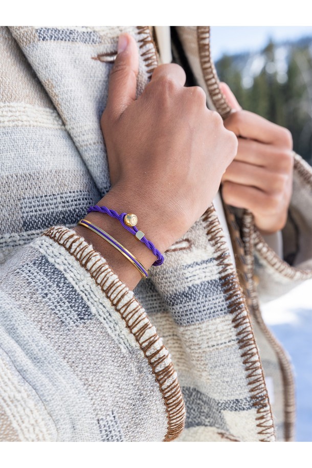 세련된 여성용 팔찌, "이지 에드 팔찌 - 로얄퍼플X골드"입니다. 로얄퍼플과 골드 컬러의 조화가 돋보이며, 데이트룩, 여행룩 등 다양한 TPO에 잘 어울립니다. 스테인리스 스틸과 마린 로프 소재를 사용하여 내구성이 뛰어나며, 방수 및 내식성 기능을 갖춰 일상생활에서 편안하게 착용할 수 있습니다. 3mm 두께의 꼬임 로프와 9mm D-shackle 연결, 수작업 스티치, 레이저 각인 디테일이 미니멀, 캐주얼, 클래식 스타일을 완성합니다. 레이어드하여 더욱 개성 있는 연출도 가능합니다.
