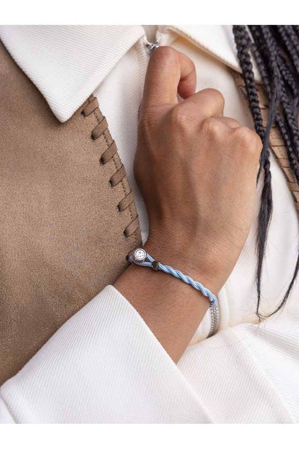 세련된 여성용 팔찌, "이지 에드" 아크틱블루X실버를 소개합니다. 3mm 두께의 꼬임 로프와 9mm 섀클 연결이 특징이며, 316L 스테인리스 스틸 소재로 제작되어 내구성이 뛰어납니다. 미니멀하고 클래식한 디자인으로 데이트룩, 모임룩 등 다양한 TPO에 잘 어울리며, 다른 팔찌와 레이어링하여 스타일링할 수 있습니다.
