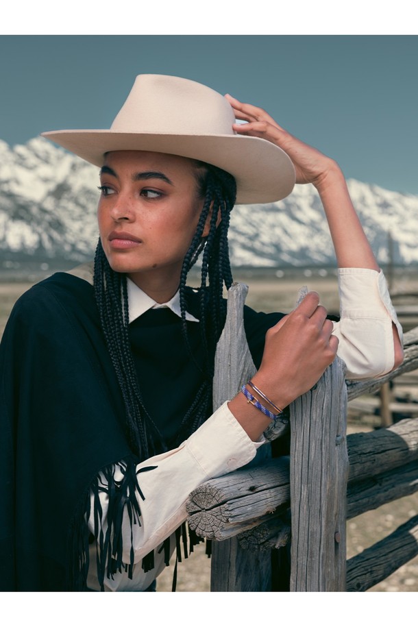 (여성) 프랭키 팔찌 - 로얄퍼플, 아크틱블루, 골드는 당신의 스타일에 세련됨을 더해줄 팔찌입니다. 로얄퍼플, 아크틱블루, 골드 컬러 조합이 돋보이며, 미니멀, 클래식, 캐주얼 스타일을 즐겨 입는 여성분들께 추천합니다. 부식 방지 기능과 내구성을 갖춘 스테인리스 스틸과 플랫 로프 소재로 제작되어 오랫동안 변함없이 착용할 수 있습니다. 플랫 로프 디자인과 로프 너비 5mm의 사이즈로 제작되어 데이트룩, 카페룩, 여행룩 등 다양한 TPO에 매치하기 좋습니다. 견고한 제작과 말끔한 외관 유지를 통해 당신의 팔목을 더욱 돋보이게 해보세요.
