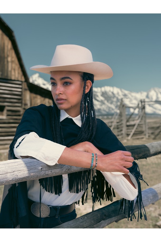 (여성) 프랭키 팔찌 - 파티나그린X골드는 데이트룩에 어울리는 미니멀, 클래식, 캐주얼 스타일의 팔찌입니다. 파티나그린과 골드 컬러 조합이 돋보이며, 5mm 두께의 플랫 로프 디자인에 수작업 매듭 디테일을 더했습니다. 내구성이 뛰어나고 방수 및 내식 기능을 갖춘 스테인리스스틸과 로프 소재로 제작되어 일상에서 편안하게 착용할 수 있습니다. 팔찌 안쪽에는 레이저 각인 장식이 있으며, 다른 팔찌와 함께 레이어드하여 개성 있는 스타일을 연출할 수도 있습니다. 사이즈는 S입니다.
