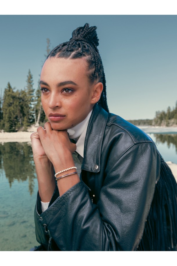 마야 루 팔찌 - 로얄퍼플X골드는 여성용 팔찌로, 미니멀하고 클래식한 스타일을 자랑합니다. 로얄퍼플과 골드 컬러의 조화가 세련된 느낌을 주며, 스테인리스 스틸과 라운드 로프 소재로 제작되어 내구성과 내식성이 뛰어납니다. 커프형 스타일로 디자인되었으며, 수작업 손바느질과 매듭 디테일이 섬세함을 더합니다. 이음새 없는 마감과 레이어드 착용이 가능하며, S 사이즈로 제작되었습니다.
