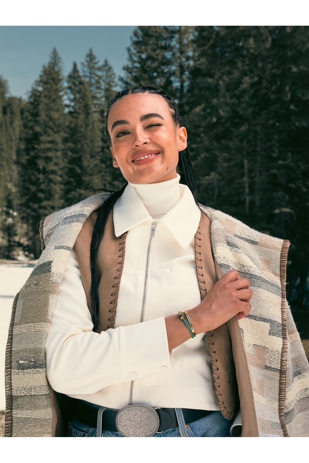 여성스러운 감각을 더해줄 마야 루 팔찌 - 파티나그린X골드입니다. 파티나그린과 골드 컬러 조합이 세련된 조화를 이루며, 스테인리스 스틸과 마린 로프 소재로 제작되어 내구성과 방수 기능을 갖췄습니다. 로프 패턴 디자인과 수작업 스티치 디테일이 돋보이며, 커프 스타일로 편안하게 착용할 수 있습니다. 클래식, 미니멀, 캐주얼 등 어떤 스타일에도 잘 어울리며, 휴가룩, 여행룩에 포인트 아이템으로 활용하기 좋습니다. 레이어드하여 개성 있는 스타일을 연출해보세요.
