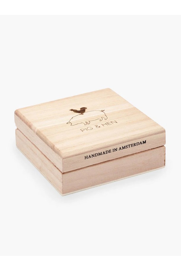 빈티지 컴퍼스 펜던트 목걸이는 316L 스테인리스스틸 소재로 제작되어 일상 속에서도 변함없는 가치를 선사합니다. 레이저 각인 디테일이 돋보이는 디자인은 미니멀, 클래식, 캐주얼 등 다양한 스타일에 매치하기 좋습니다. 해수 및 산성 환경에서도 변색 걱정 없이 착용 가능하며, 수작업으로 완성되어 더욱 특별합니다. 데이트룩에 포인트 아이템으로 활용하거나, 소중한 사람에게 선물하기에도 좋습니다. 프리미엄 우드 케이스에 담겨 소장 가치를 더합니다.
