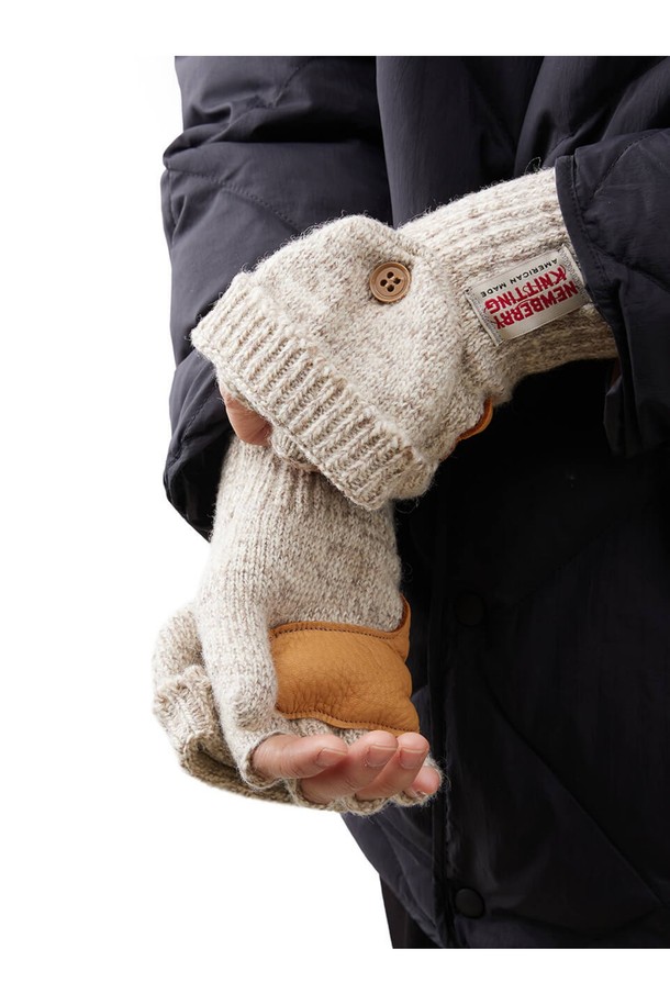 사슴가죽 글로밋장갑 - 오트밀은 가을, 겨울 시즌에 어울리는 남녀 공용 장갑입니다. 부드러운 촉감의 사슴가죽과 울, 나일론 혼방 소재로 제작되어 보온성과 신축성을 갖췄습니다. 손바닥 부분에 사슴가죽을 덧대어 내구성을 높였으며, 핑거리스와 일반 장갑 두 가지 스타일로 착용 가능하여 실용적입니다. 오트밀, 네이비, 올리브, 차콜 4가지 색상으로 출시되었으며, 한국인 손 사이즈에 최적화된 핏을 제공합니다. 캐주얼, 아메카지 스타일의 겨울 데일리룩, 산책룩, 여행룩에 매치하기 좋습니다.
