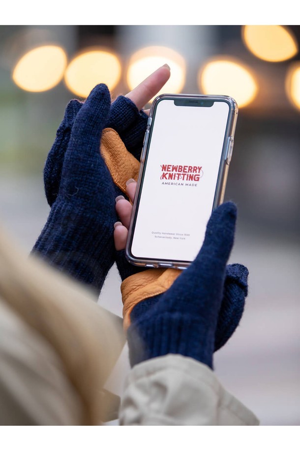 사슴가죽 글로밋 장갑 - 네이비는 부드러운 촉감과 따뜻한 보온성을 제공하는 겨울철 필수 아이템입니다. 톤 다운된 네이비 컬러에 무지 디자인으로, 클래식하면서도 미니멀한 스타일을 연출합니다. 두꺼운 두께감으로 추운 날씨에도 손을 따뜻하게 보호하며, 글로밋(손가락 반장갑) 스타일로 활동성을 더했습니다. 장갑 상단에는 버튼 장식이 포인트로 더해져 세련된 느낌을 줍니다. 일상 속에서 편안하게 착용하며 스타일리시함까지 놓치지 마세요.
