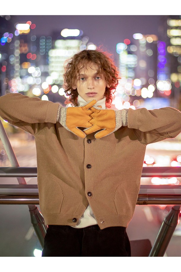 **사슴가죽 울장갑 - 오트밀**은 부드러운 촉감과 뛰어난 보온성을 자랑하는 겨울철 필수 아이템입니다. 손바닥 부분의 사슴가죽 보강으로 내구성을 높였으며, 신축성이 좋은 울 소재와 뉴텍 안감을 사용하여 편안한 착용감을 선사합니다. 은은한 오트밀 컬러에 무지 디자인, 가죽 패치 디테일로 캐주얼, 아메리카나 스타일을 연출하기 좋습니다. 겨울 데일리룩, 산책룩, 여행룩 등 다양한 TPO에 활용 가능하며, 남녀 모두 착용할 수 있는 아시안 핏으로 제작되었습니다. 수제작으로 완성된 따뜻한 울 장갑으로 겨울철 스타일과 보온을 동시에 잡으세요.
