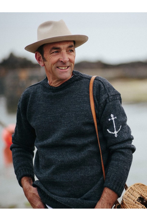 차분하고 세련된 무드의 크루넥 홀가먼트 스웨터 - 차콜입니다. 부드러운 울 소재로 제작되어 포근한 착용감을 선사하며, 가을과 겨울 시즌에 따뜻하게 입기 좋습니다. 베이직하고 미니멀한 디자인으로 다양한 스타일 연출이 용이하며, 특히 출근룩에 활용하기 좋습니다. 홀가먼트 공법으로 제작되어 봉제선이 없어 더욱 깔끔하고 편안한 착용감을 제공합니다. 레귤러핏과 긴 소매 기장으로 안정적인 핏을 선사합니다.
